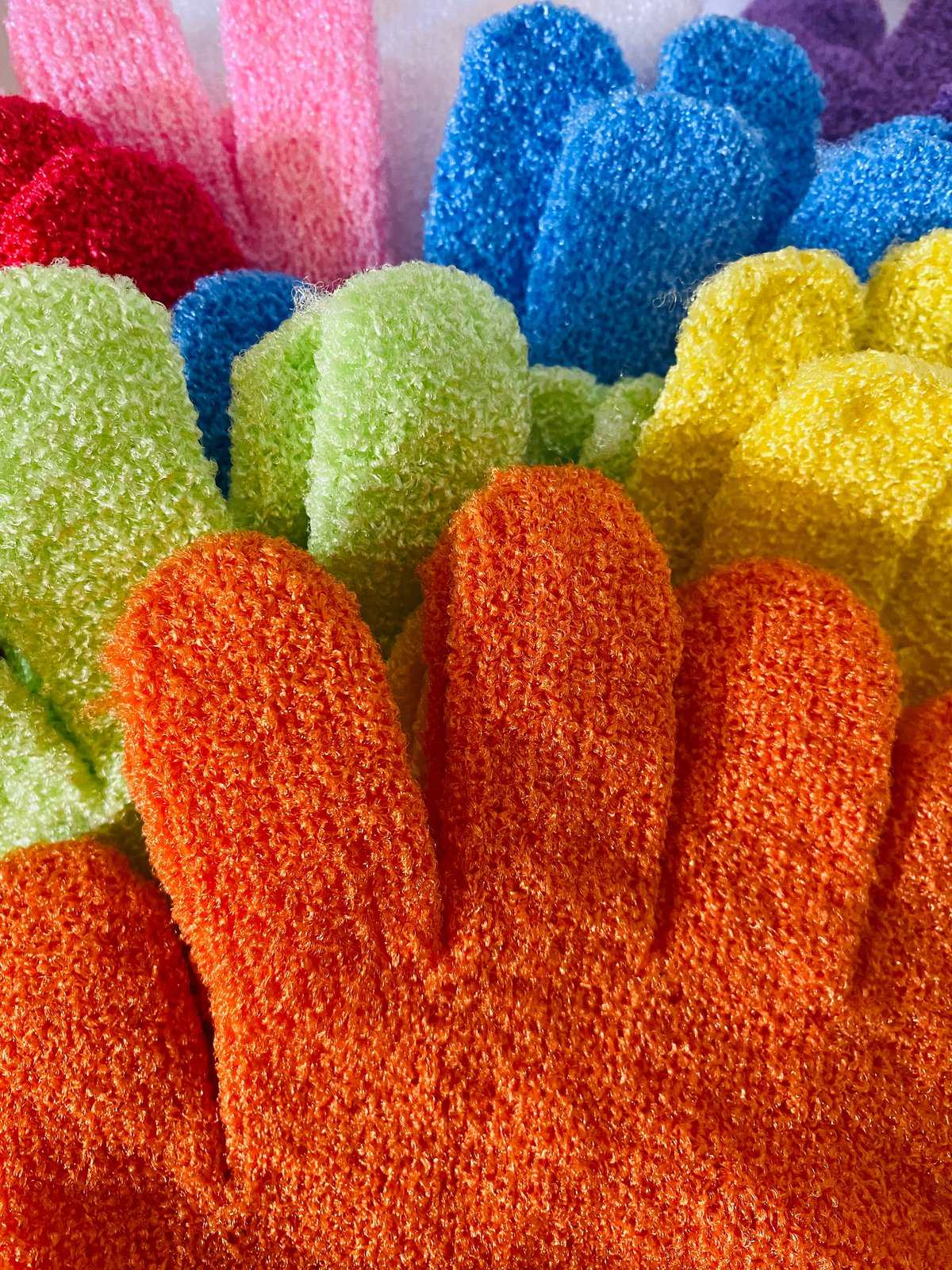 Exfoliating gloves